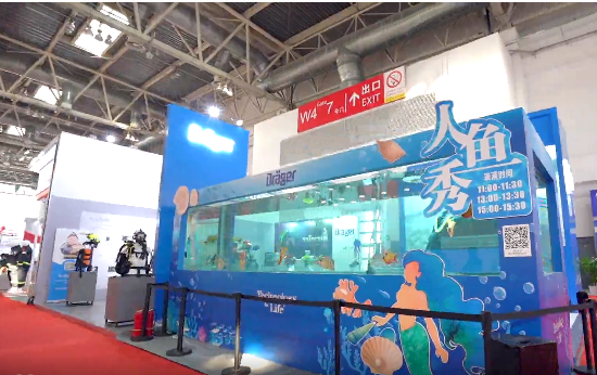 消防展第一天，德?tīng)柛癯棘F(xiàn)場(chǎng)與美人魚親密接觸
